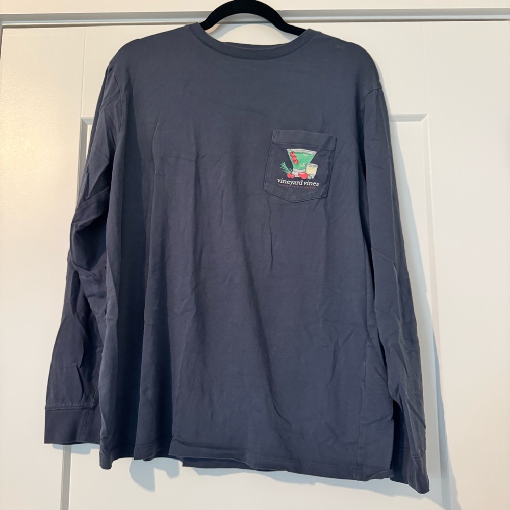 Vineyard Vines holiday long sleeve t-Shirt with pocket size medium EUC